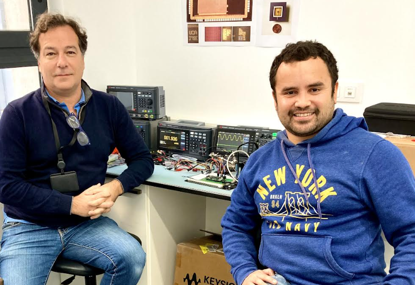 La Universidad de Cádiz patenta un revolucionario chip: capta imágenes microscópicas a color. El responsable de la tesis que ha dado pie a la patente y uno de los directores..