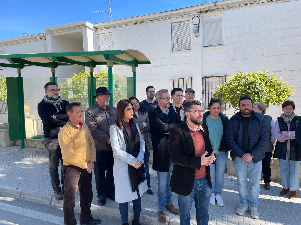 Jorge Rodríguez, junto a Tamara Lozano y otros cargos públicos de IU en Espera protestando contra el recorte en líneas de autobús.
