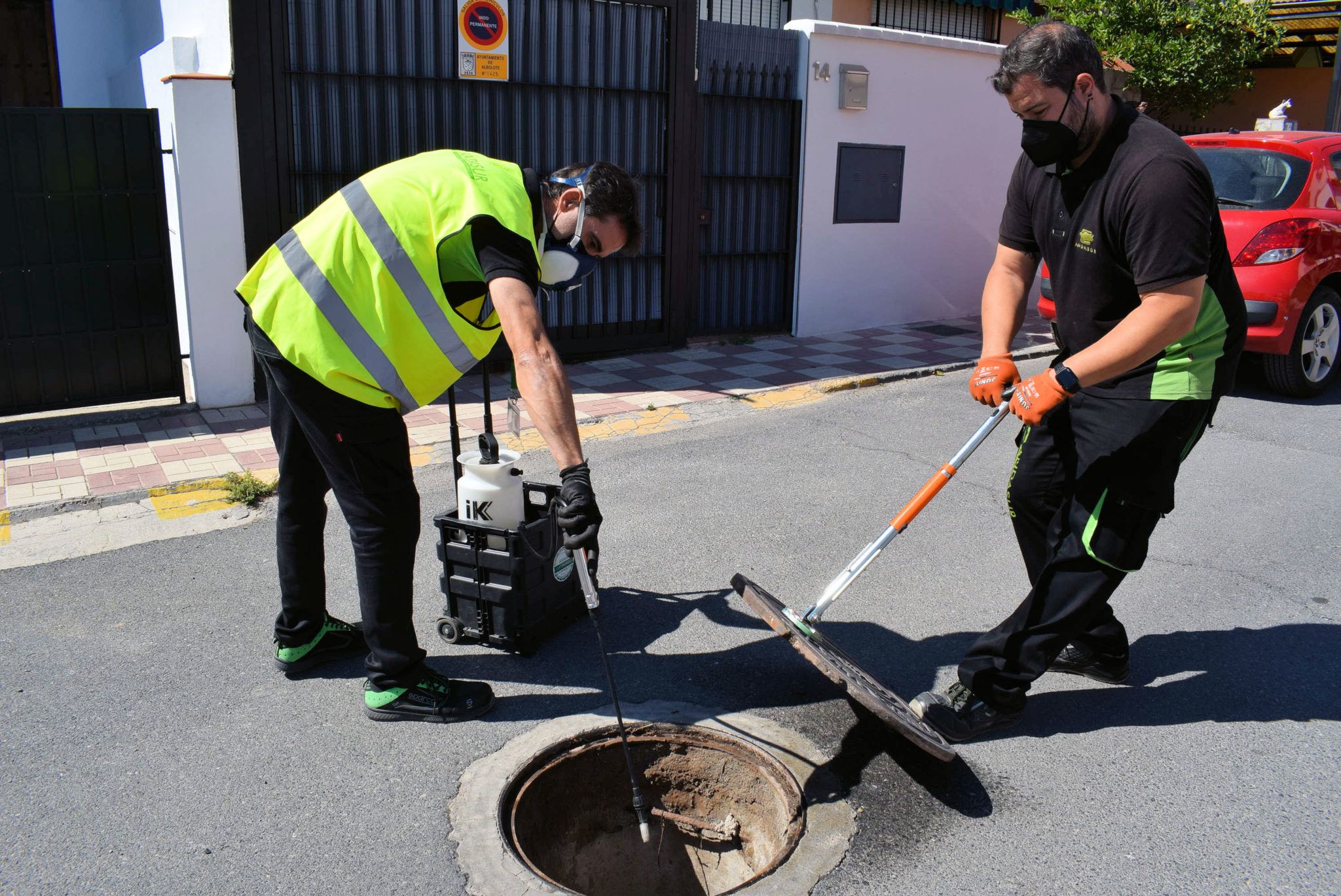 Campaña de desratización en los distritos norte y oeste de Jerez. En la imagen, operarios en una actuación contra las ratas. 