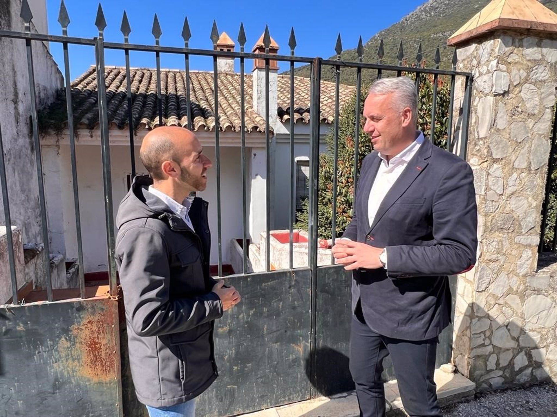 El presidente de la Diputación de Cádiz, Juan Carlos Ruiz Boix, ha confirmado al alcalde de Grazalema, Carlos García Ramírez, la inversión en el hotel de Benamahoma.