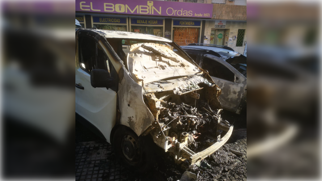Estado en el que ha quedado una furgoneta en Sevilla tras ser quemada por un pirómano.