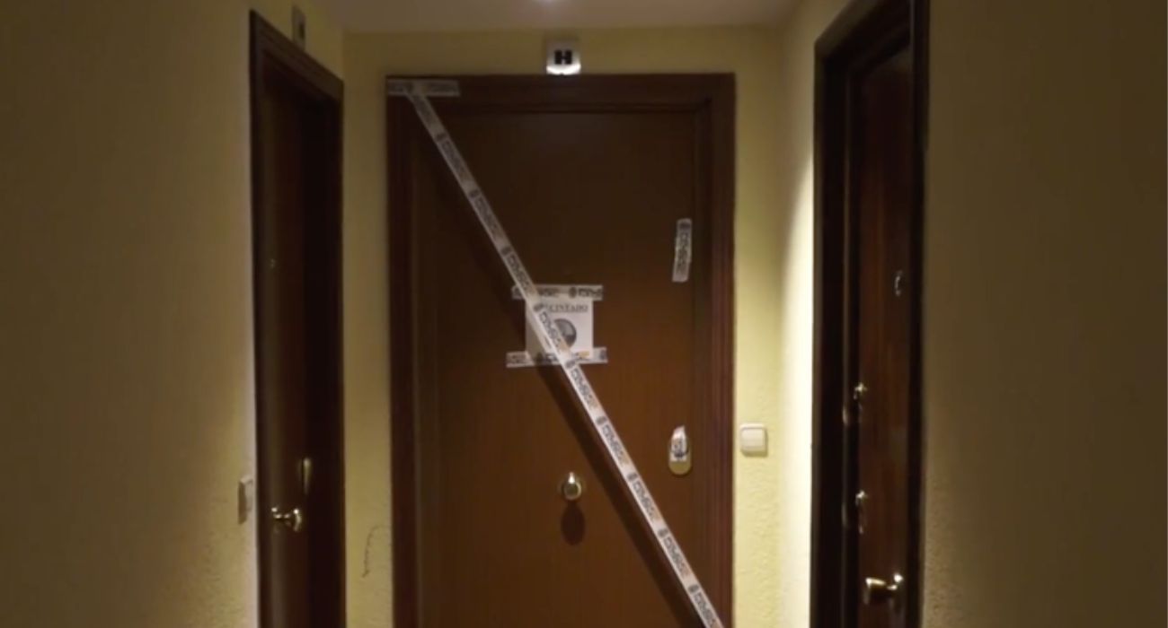 La vivienda, precintada por la Policía Nacional, donde la inquilina pudo acabar con la vida de la presidenta de la comunidad.