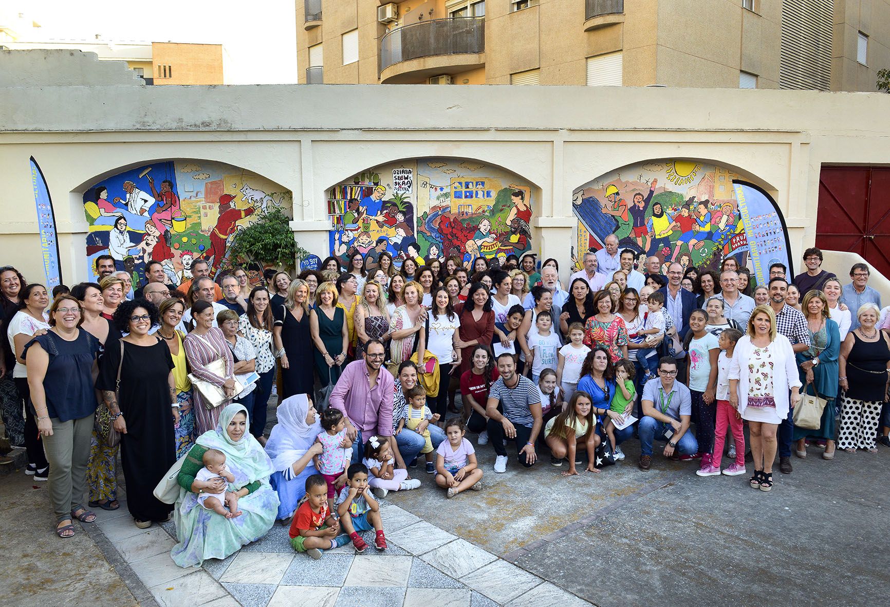 Foto de grupo en el nuevo mural del centro comunitario de la zona Sur.
