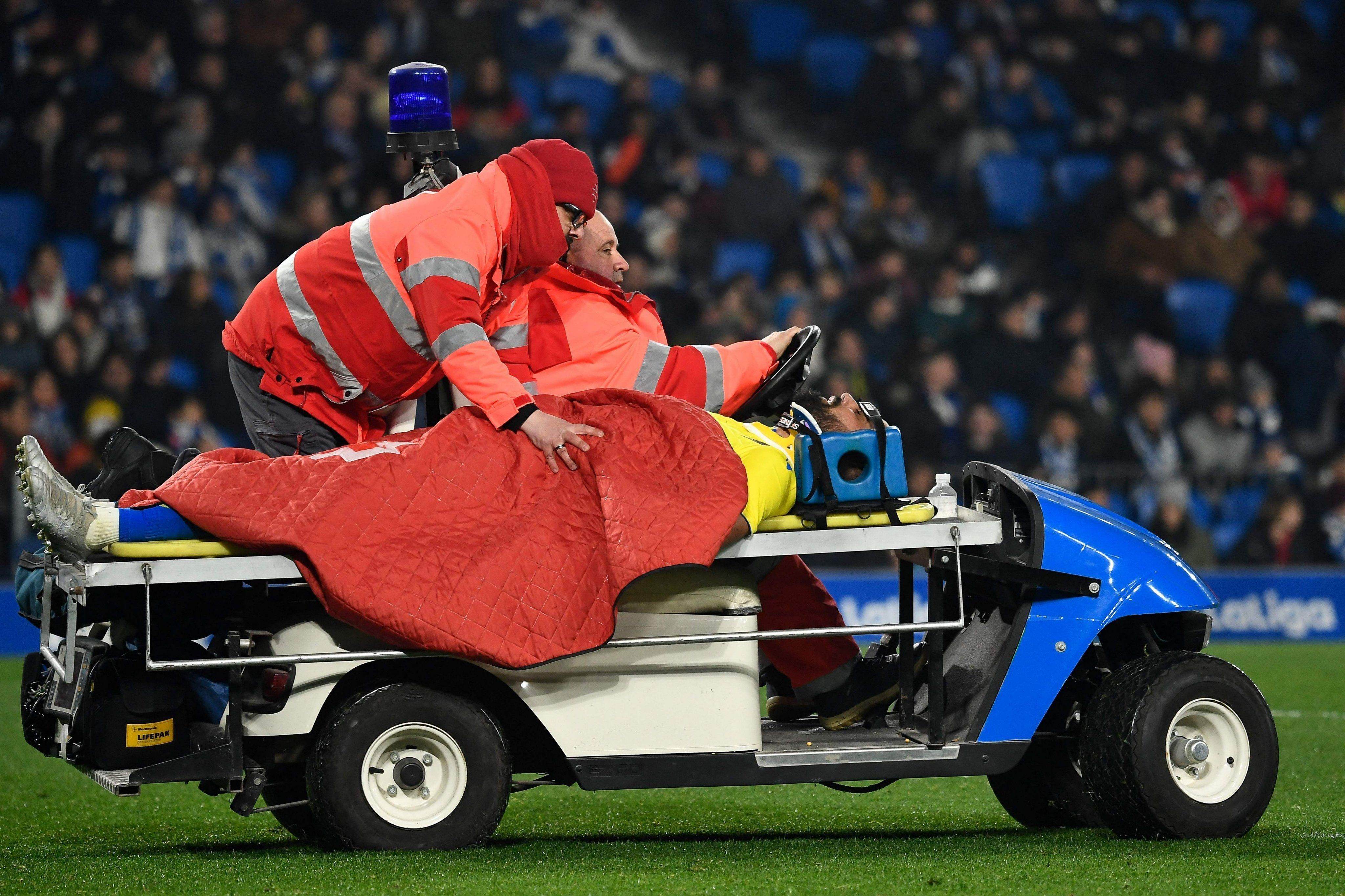 Fali, jugador del Cádiz CF, ha tenido que abandonar el campo en camilla.   @LALIGA