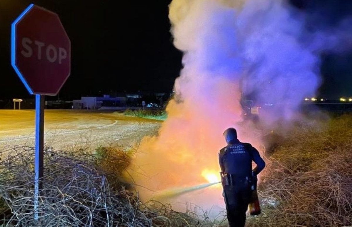 Incendio generado en un pinar de Chipiona tras tirar una colilla por la ventanilla del coche.