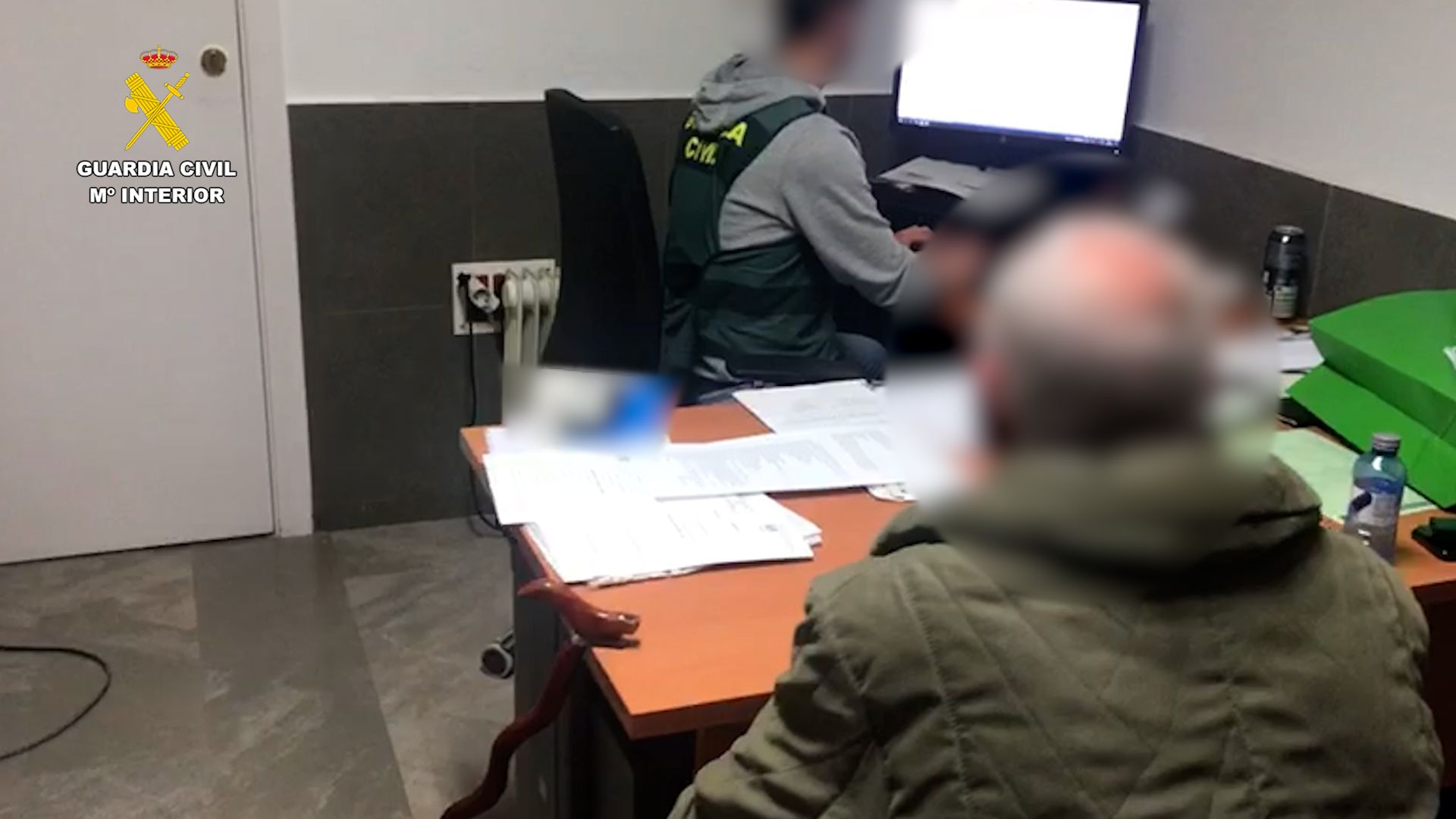 Estafan a un anciano octogenario en Granada. 