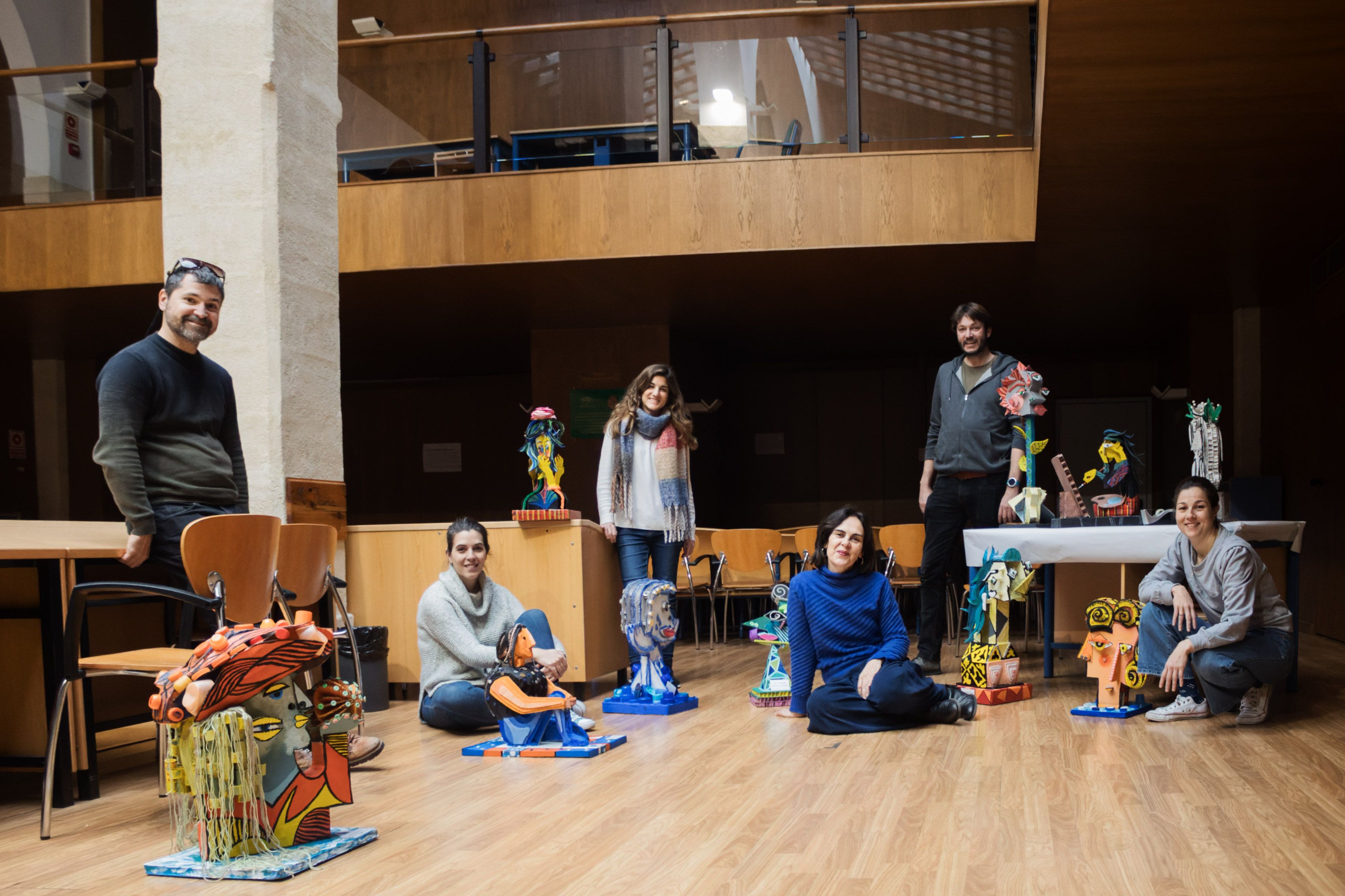 Grupo de profesores del Conservatorio, en una pausa del montaje de la exposición.