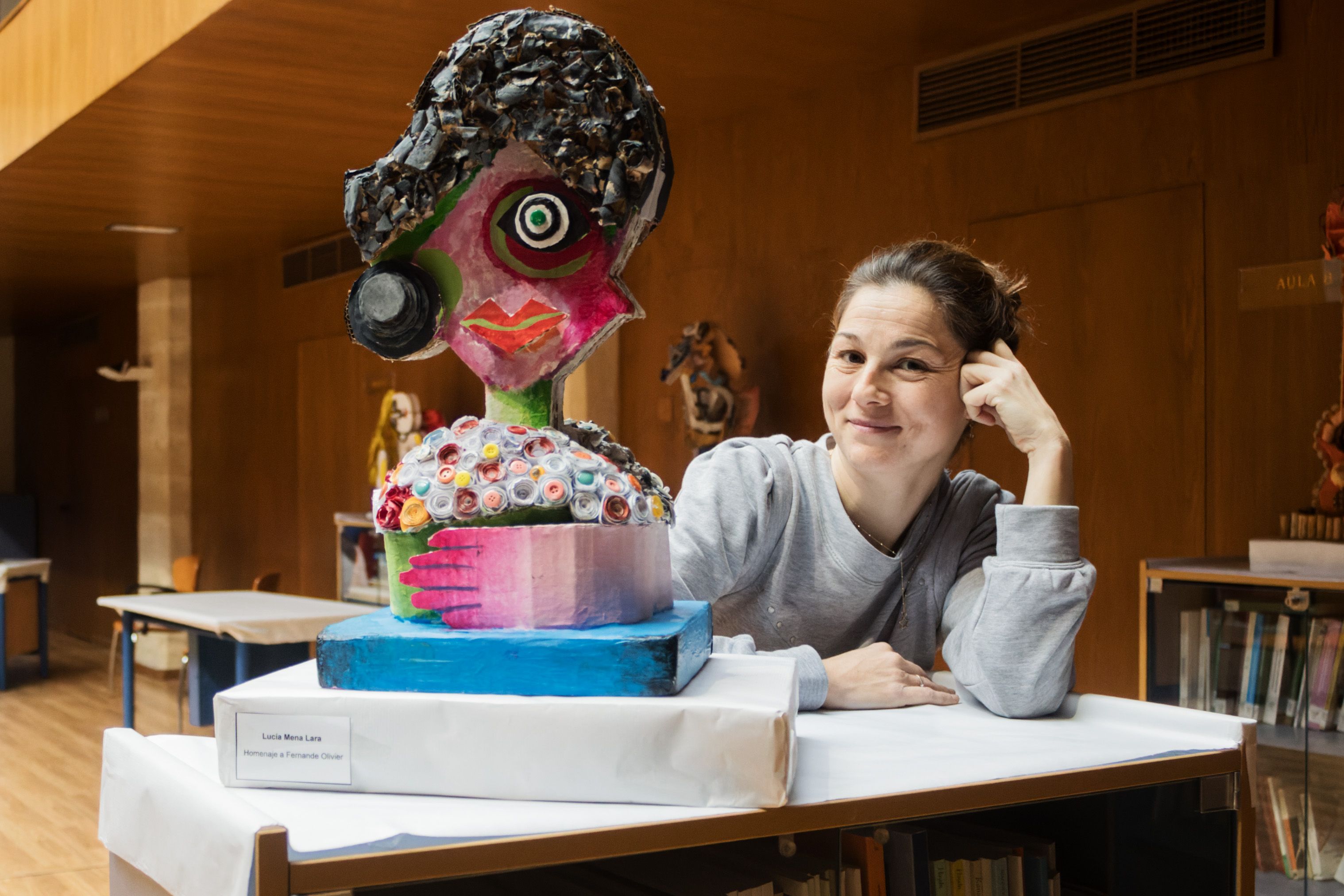 Muskilda Salar Ochoa ante una de las piezas de la exposición.