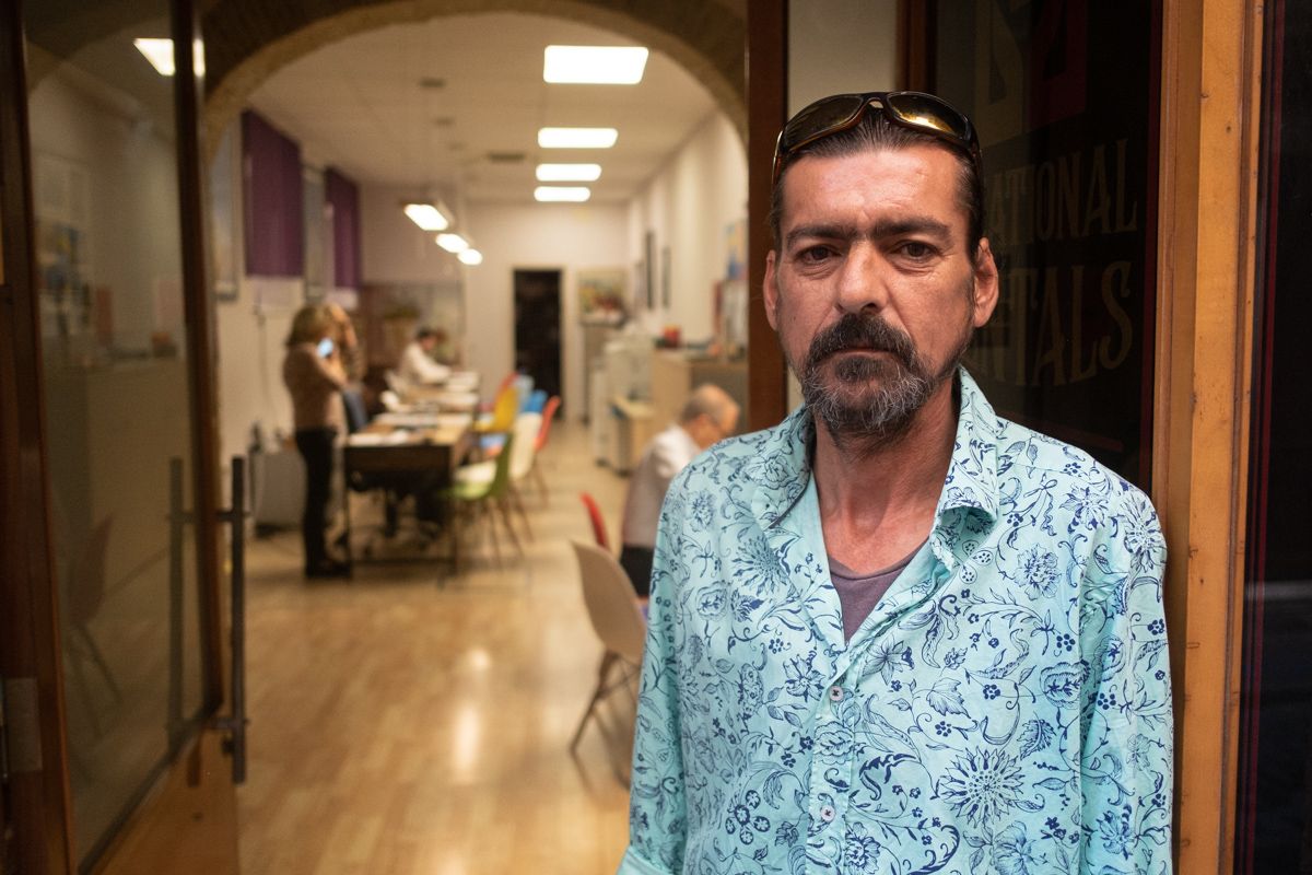 Juan Luis, en la puerta del negocio donde trabaja. FOTO: MANU GARCÍA