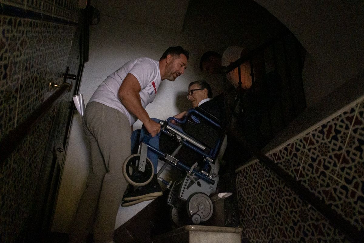 Un momento del regreso de Guillermo Ferreira a su casa del barrio de San Carlos, una salida gracias al programa de Cruz Roja 'Bajemos a la calle'. FOTO: MANU GARCÍA