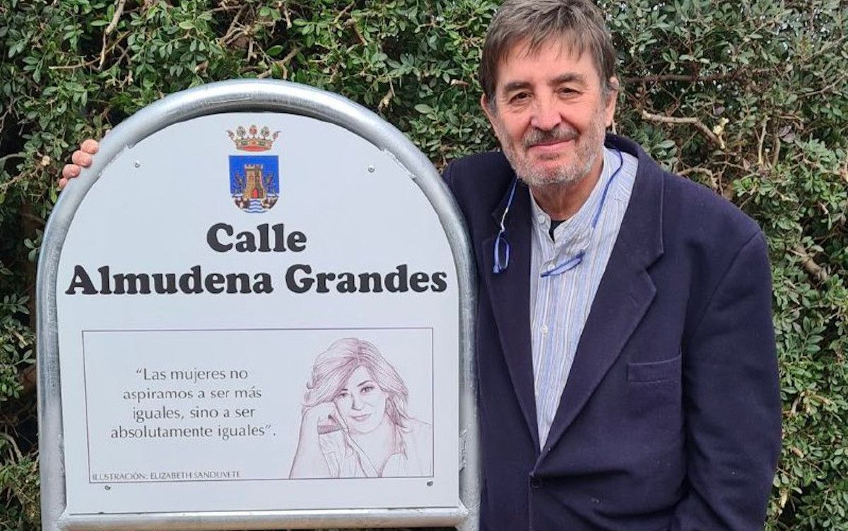Luis García Montero asiste a la inauguración de una calle en memoria de su pareja Almudena Grandes en Chiclana.