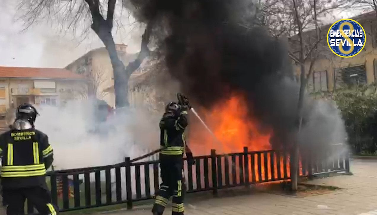 Los bomberos extinguen el fuego originado en un parque infantil de Sevilla. 