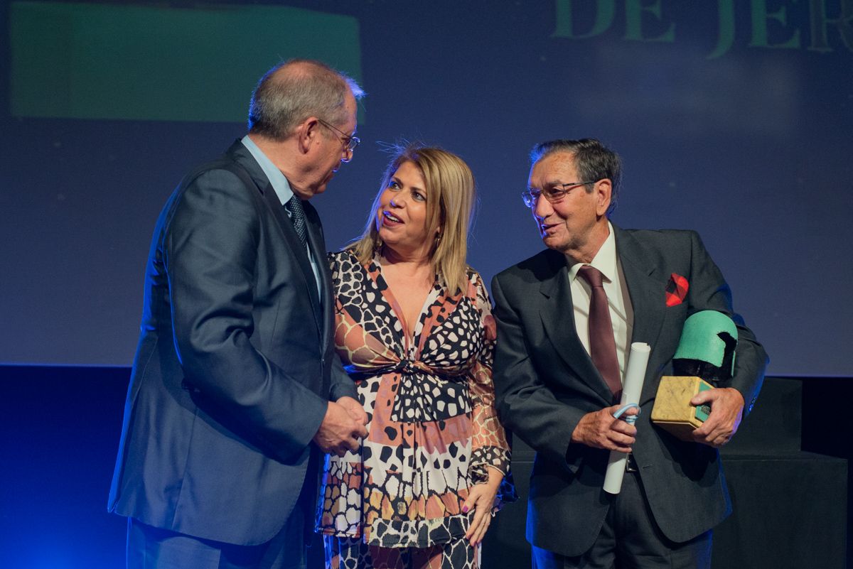 La alcaldesa, con premiados en los últimos Ciudad de Jerez de 2019. FOTO: MANU GARCÍA