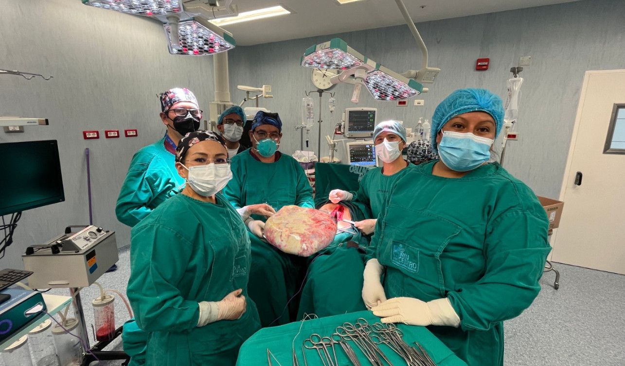 Equipo de cirujanos que han extirpado un tumor de 20 kilos a una joven en Perú.