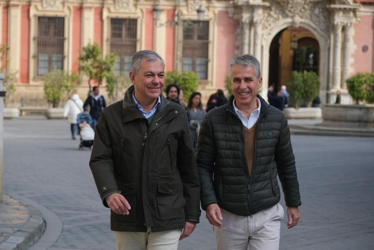 El candidato del PP a la Alcaldía de Sevilla, José Luis Sanz​​​​​​​, junto al exconcejal andalucista Pablo de los Santos. TWITTER