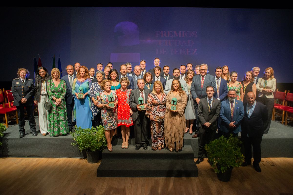 El gobierno local y miembros de la Corporación con los ganadores de los Premios Ciudad de Jerez 2019. FOTO: MANU GARCÍA