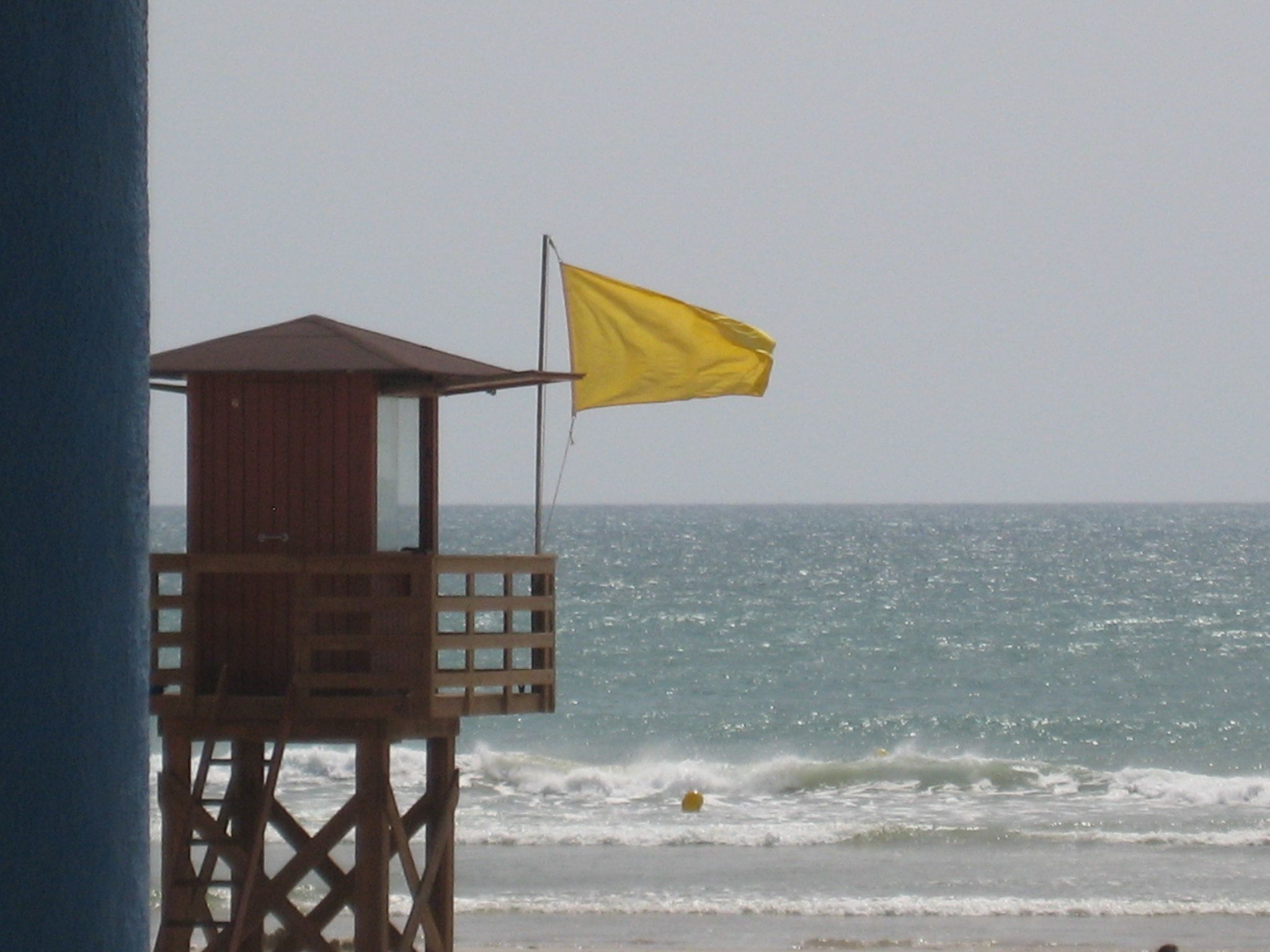 Bandera amarilla en una playa gaditana, en una imagen de archivo. FOTO: SANTIAGO PÉREZ MALVIDO