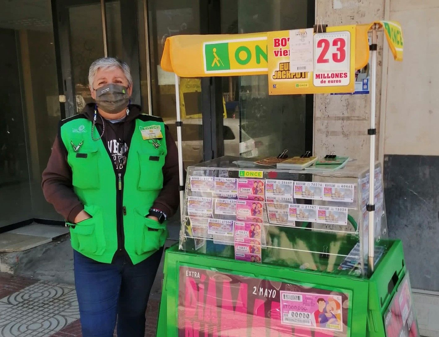 Lourdes Moreno, vendedora de la ONCE, reparte dinero a vecinos en Roquetas de Mar, Almería. 
