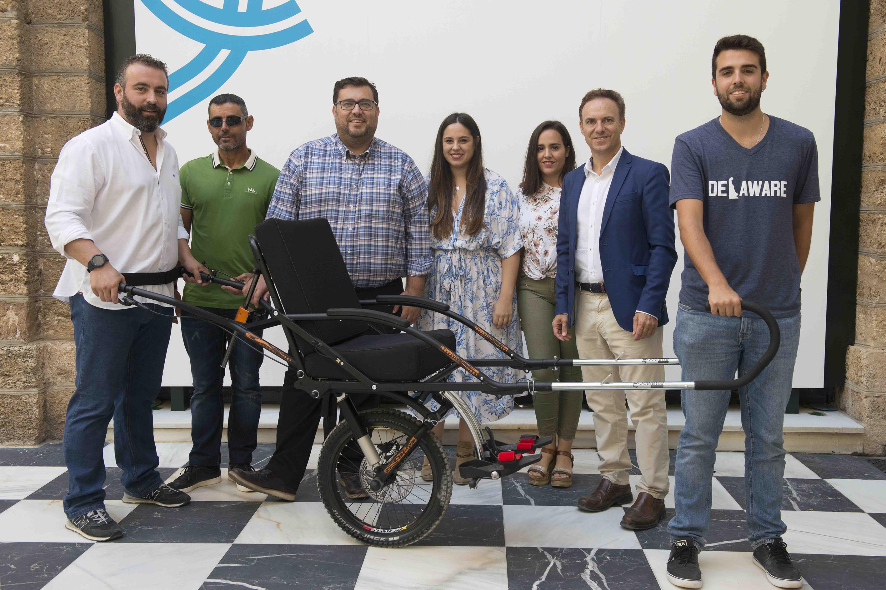 Un momento de la entrega de la silla adaptada a la Asociación Anpehi.