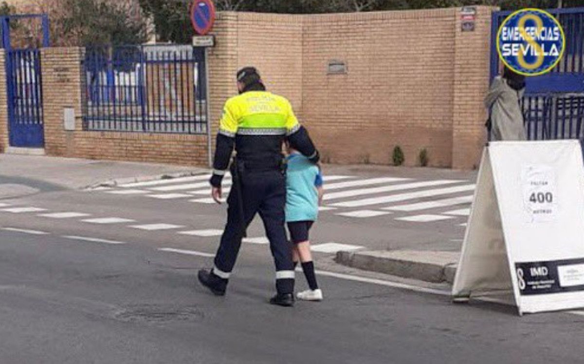 El agente Agustín ayuda al pequeño a completar la carrera en Sevilla. 