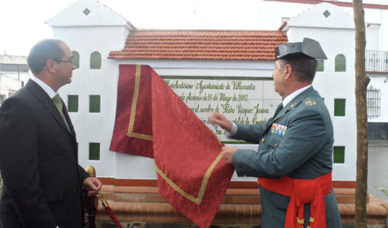 El guardia civil Vázquez Jarava, descubriendo la placa que corona la plaza que lleva su nombre en Villamartín, en una imagen del Ayuntamiento de 2013.