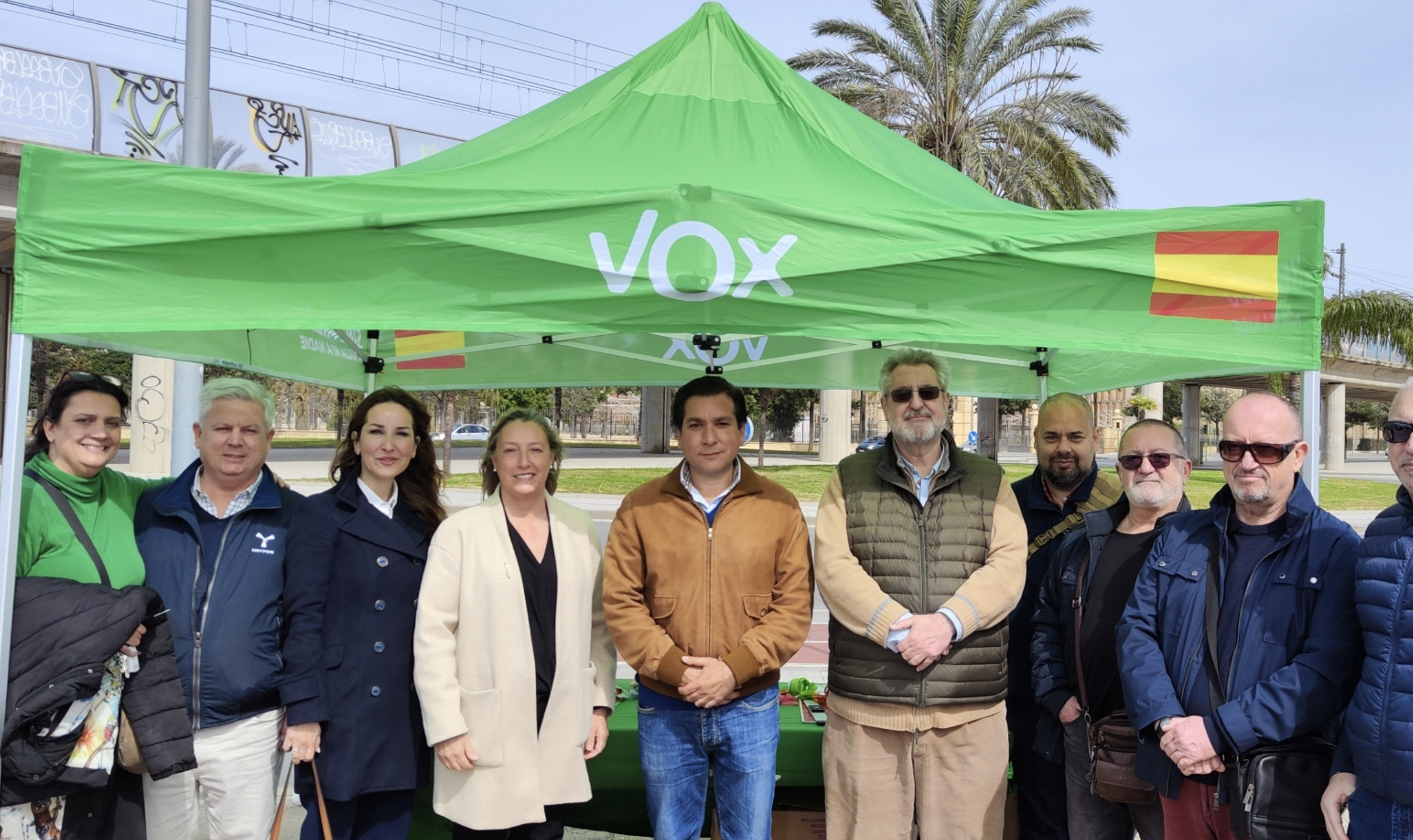 Vox nombra al ganadero Antonio Fernández Campos, en el centro de la imagen este pasado domingo en un acto en el rastrillo, como candidato en Jerez el 28M.