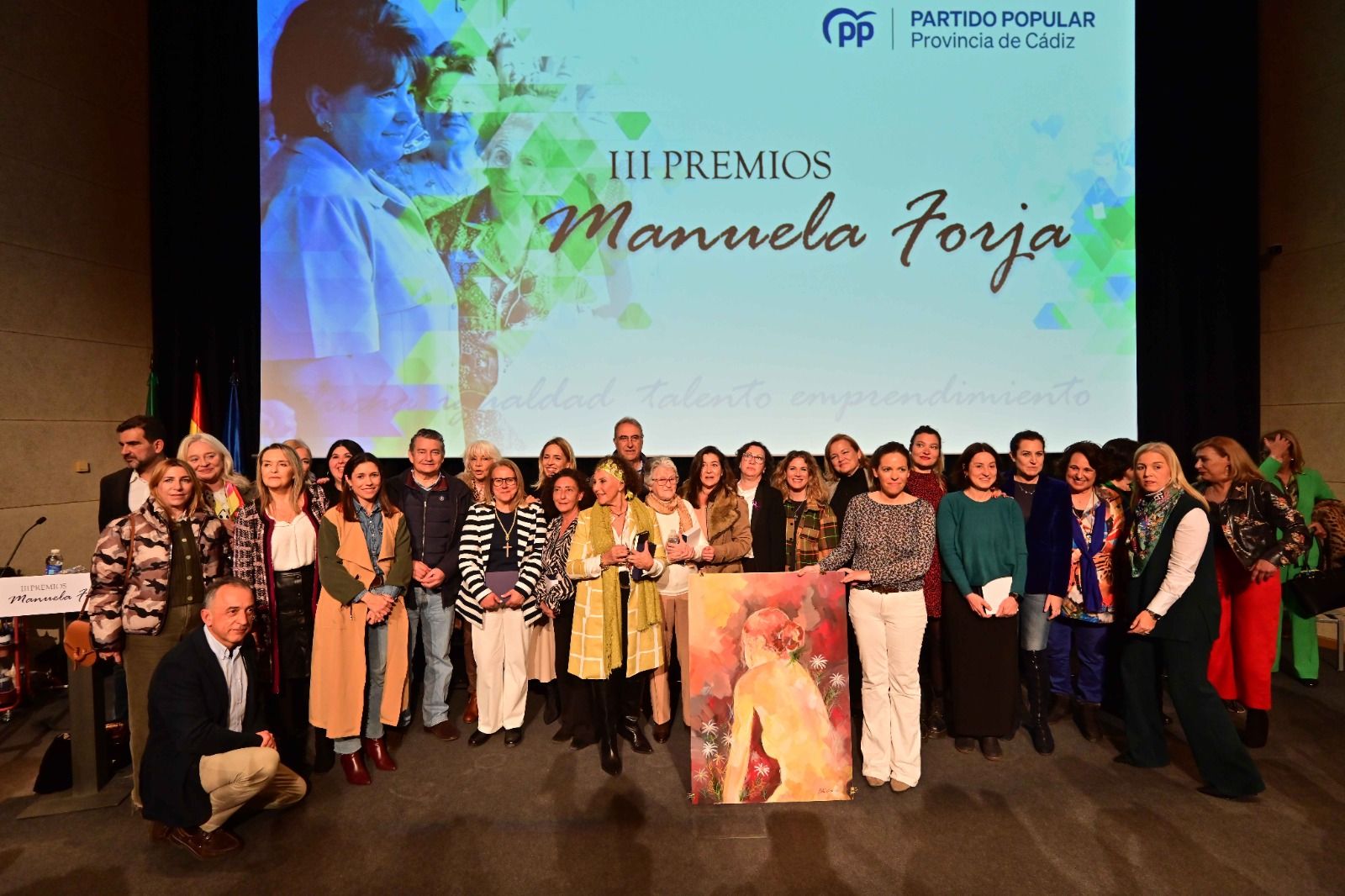 Once mujeres gaditanas reciben los Premios Manuela Forja. Imagen de todas las premiadas tras el ato de entrega de las distinciones.