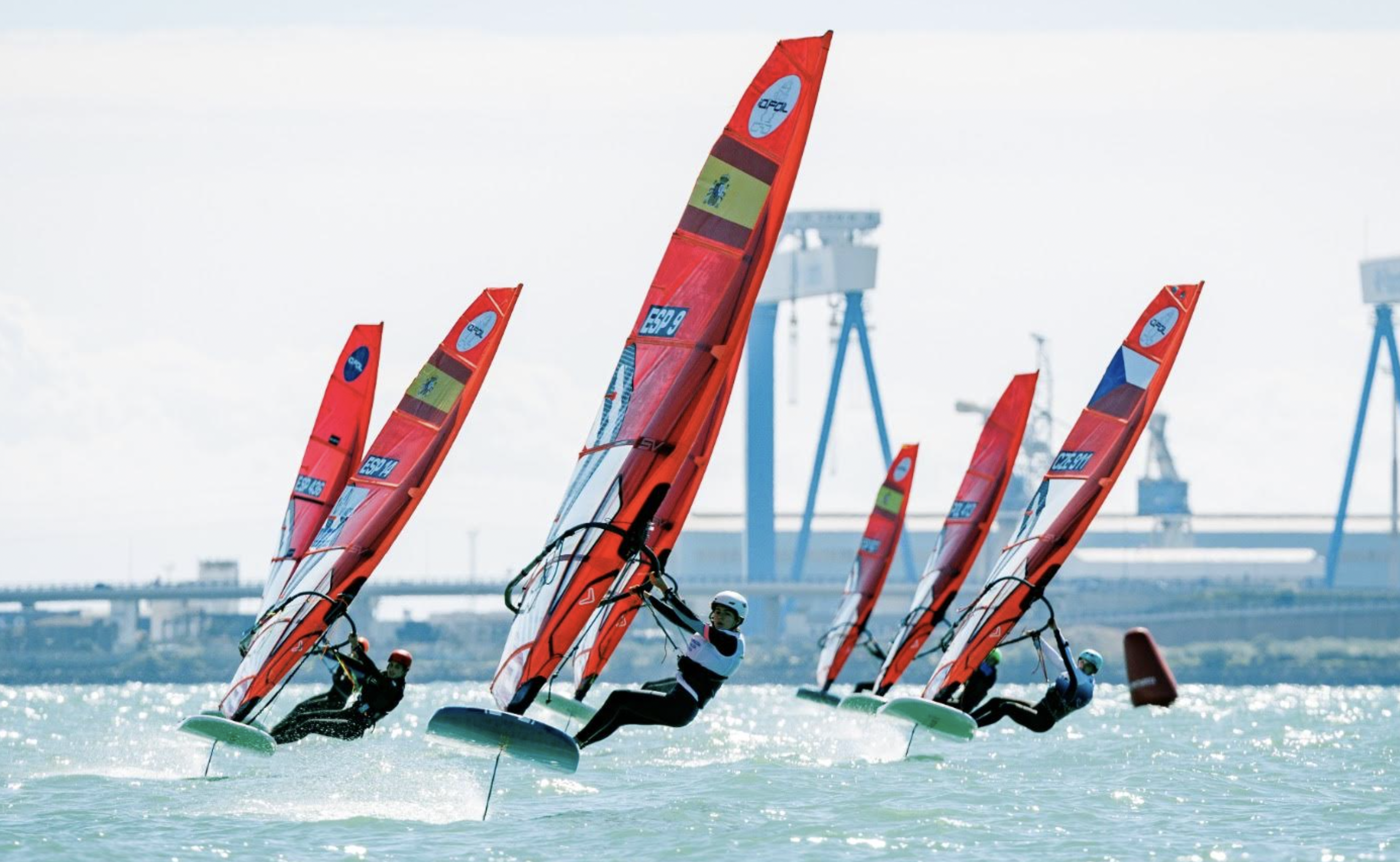 La Federación Andaluza de Vela organiza el segundo evento de la temporada del Circuito internacional de la clase iQFOil, cerca de 200 windsurfistas.