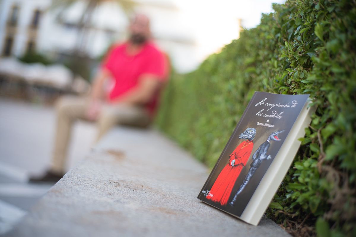 Germán Fonteseca junto a su novela distópica 'La conspiración de los cocodrilos'. FOTO: MANU GARCÍA.