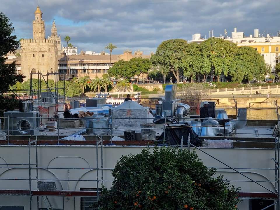 Paralizan obras sin licencia en el antiguo restaurante Río Grande junto al puente de San Telmo en Sevilla.