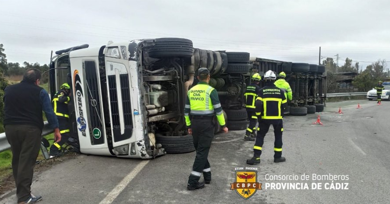 accidente camion El camión volcado en la carretera N-349 de Jerez.