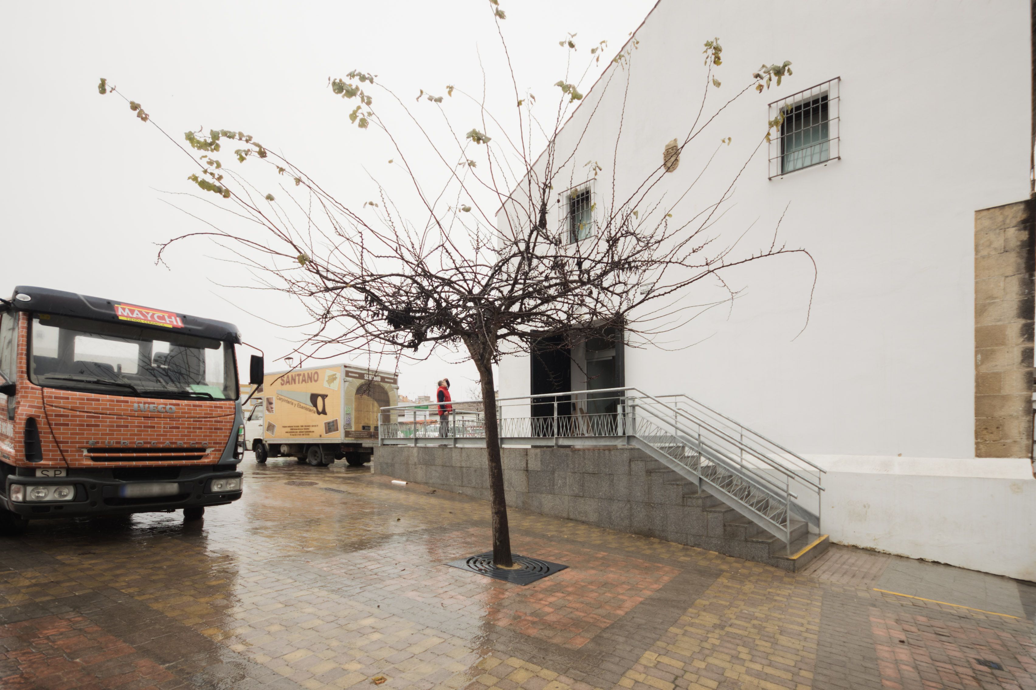 Descarga de mobiliario para la musealización del Centro Cultural Lola Flores, en la Nave del Aceite de la plaza Belén de Jerez, este lunes.
