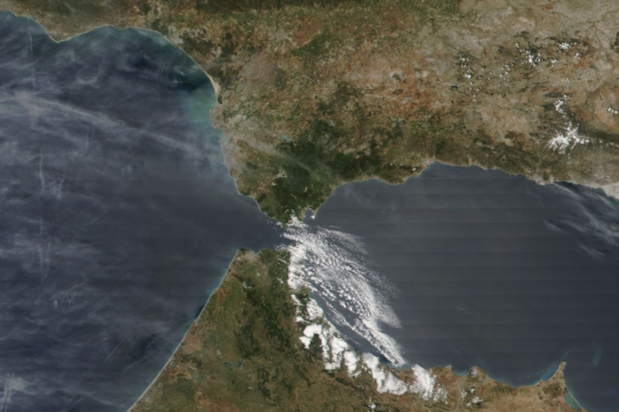 Vista del Estrecho en un día de Levante. IMAGEN: JACQUES DESCLOITRES/NASA