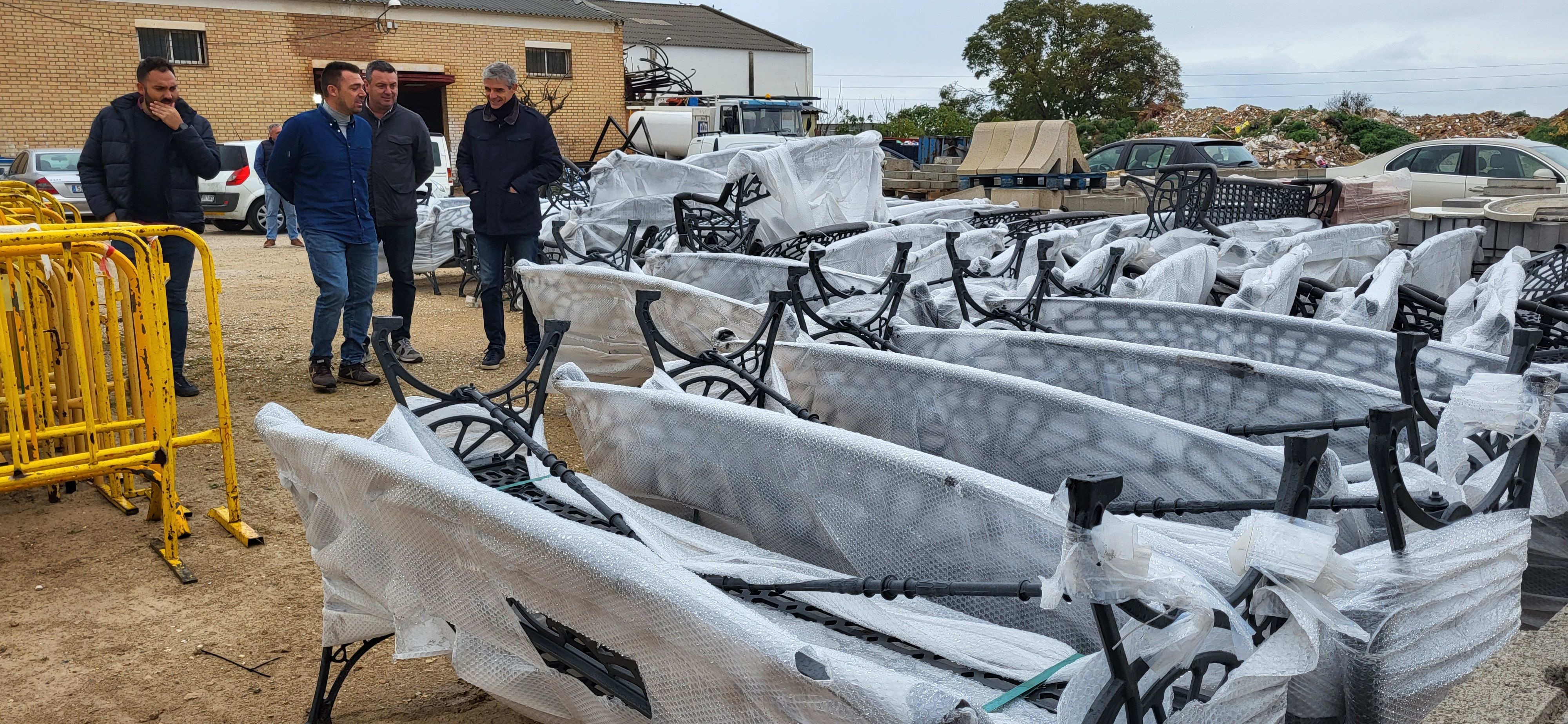 El alcalde comprobando los nuevos bancos y papeleras llegados a la localidad.