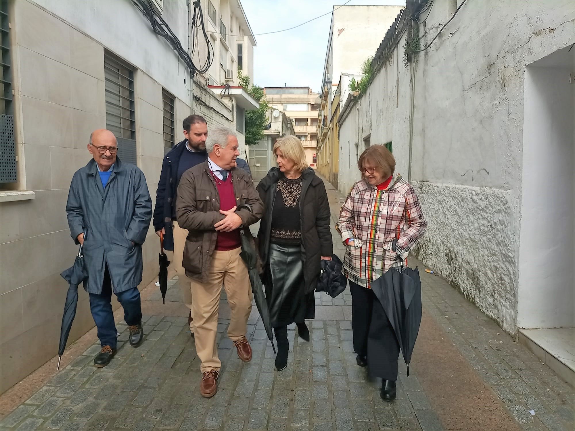 Un instante de la visita al barrio de Santiago por García Pelayo