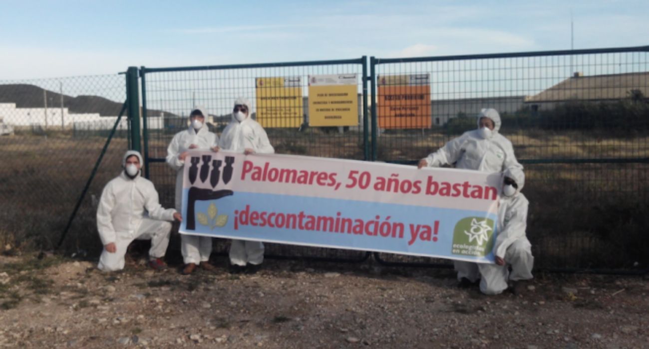 Ecologistas protestando en Palomares. España pide a Estados Unidos que limpie por fin la zona.