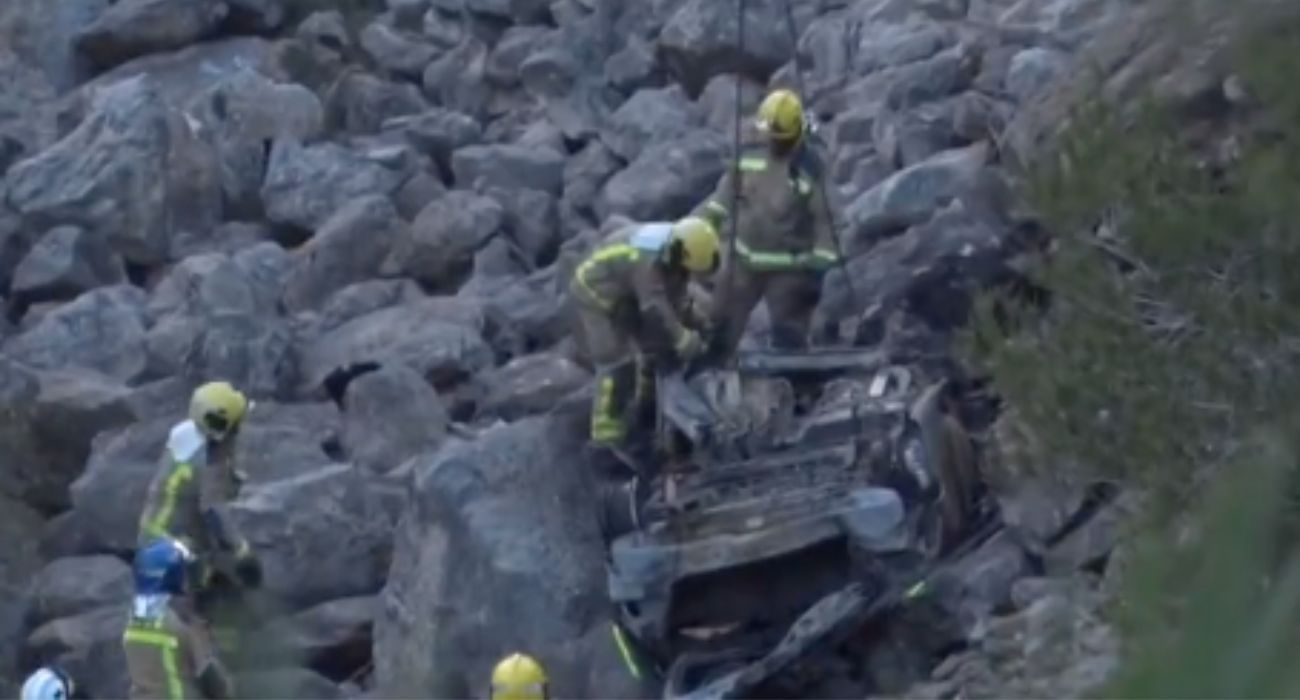 Labores de rescate del coche en el que viajaban los tres menores que han perdido la vida.