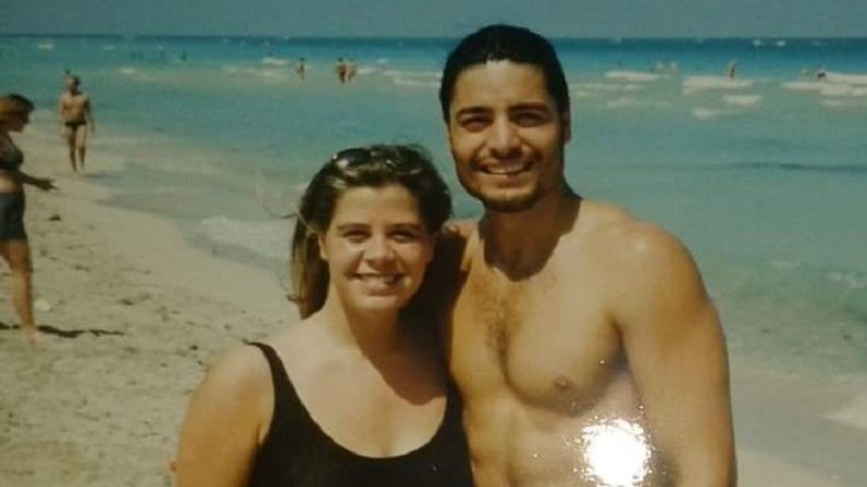 Una ola de memes y chistes porque Chayanne "va armado". En la imagen, Jocelyn junto al cantante en la playa en 1996, en la foto que ella misma subió a Twitter.