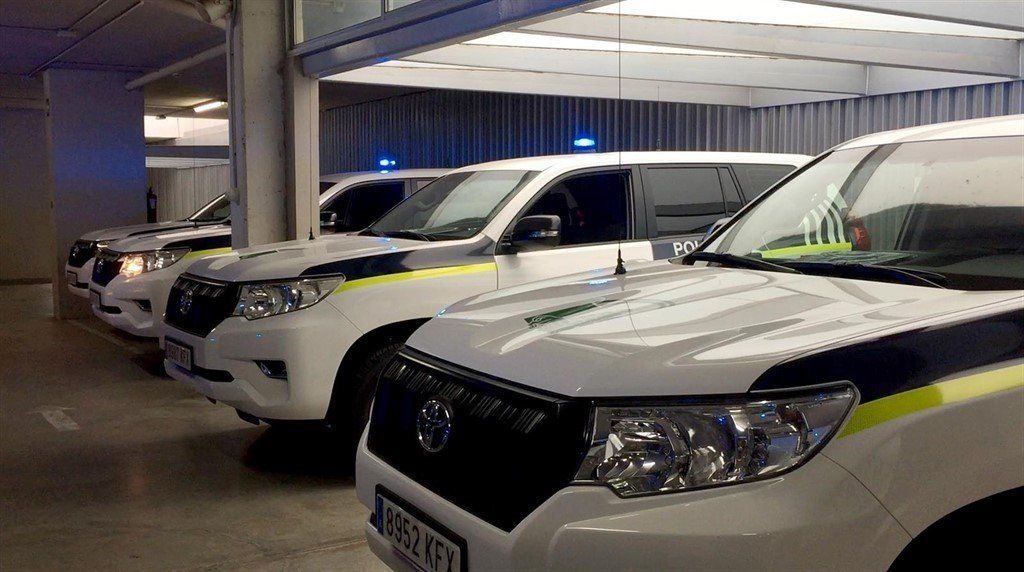 Vehículos de la Unidad de Policía Adscrita a la Junta de Andalucía, que Investiga a una mujer por consentir que su hija falte al instituto al estar embarazada en Málaga.