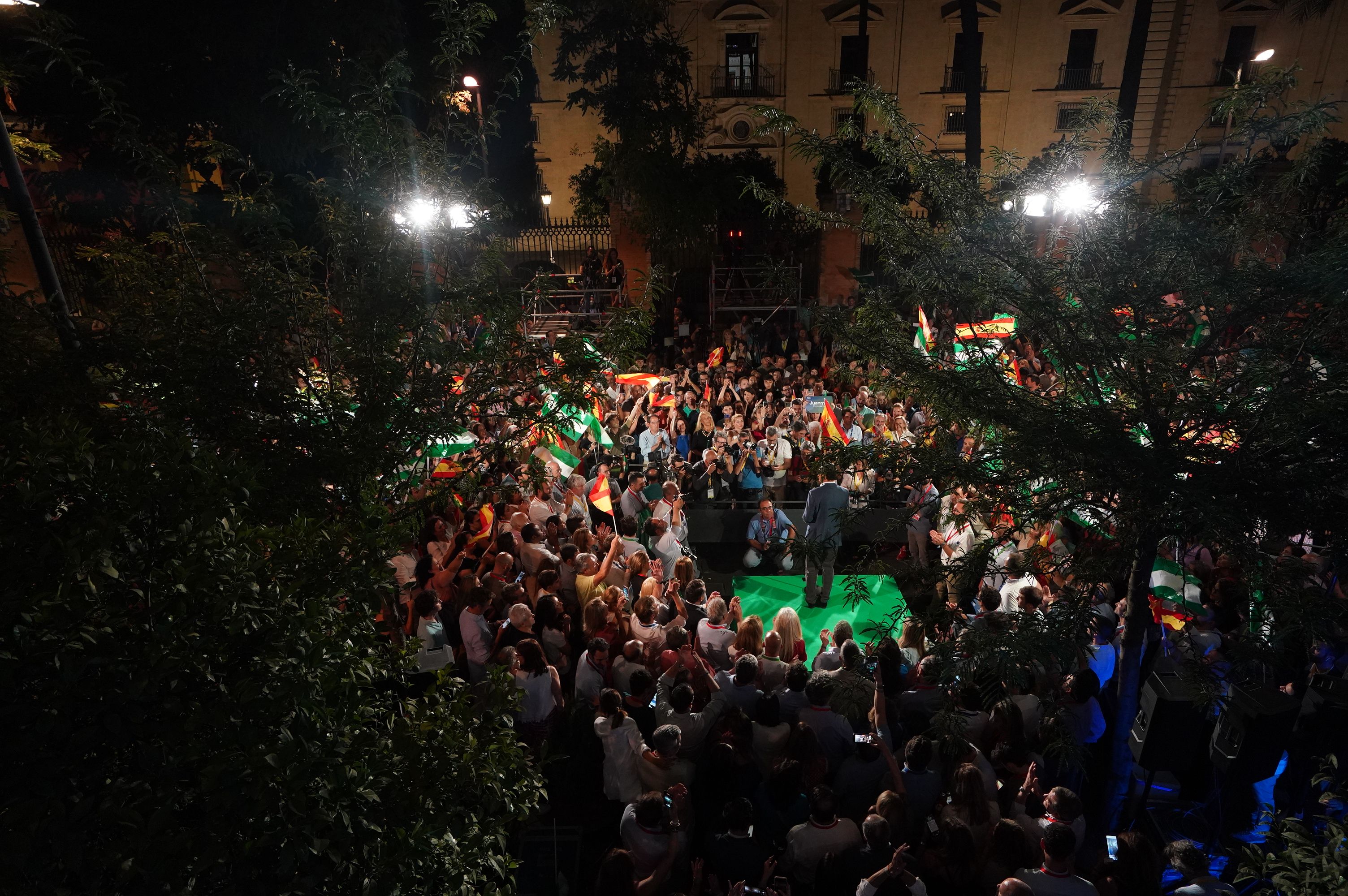 Juanma Moreno, un político inmunizado. Noche electoral, con Juanma Moreno en el centro de la calle San Fernando, en Sevilla, el pasado 19J.