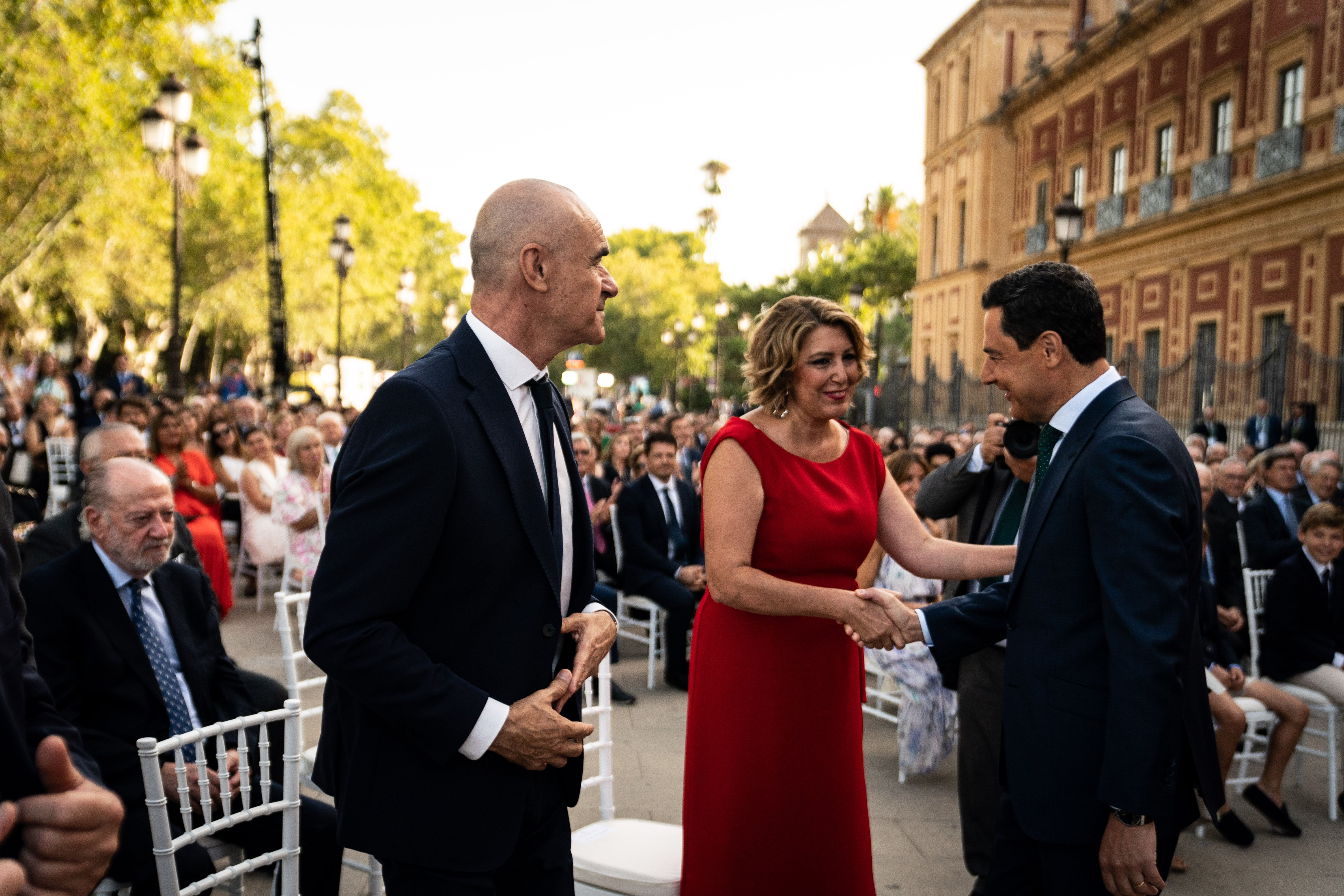 Susana Díaz saluda a Juanma Moreno, en su toma de posesión como presidente de la Junta.