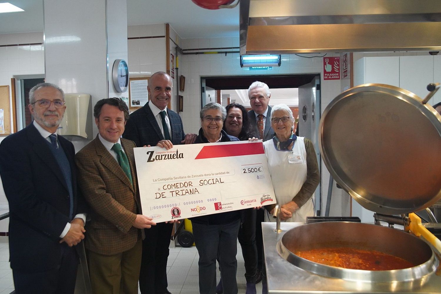 El alcalde junto a los directivos de la Compañía Sevillana de Zarzuela haciendo entrega del donativo. 
