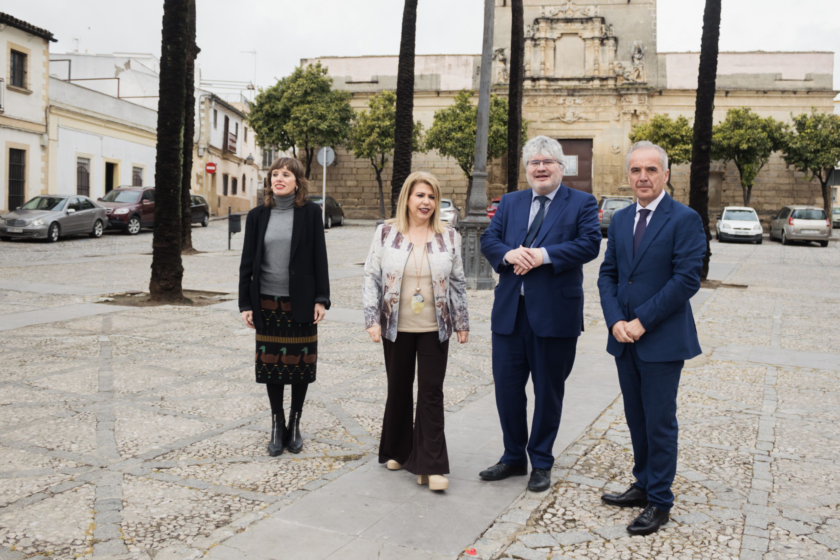 Al fondo, fachada del Palacio Riquelme. En primer término, Laura Álvarez, Mamen Sánchez, Pablo Garde y Alfonso Moscoso, en la plaza del Mercado este martes. Al fondo, fachada del Palacio Riquelme. En primer término, Laura Álvarez, Mamen Sánchez, Pablo Garde y Alfonso Moscoso, en la plaza del Mercado este martes.