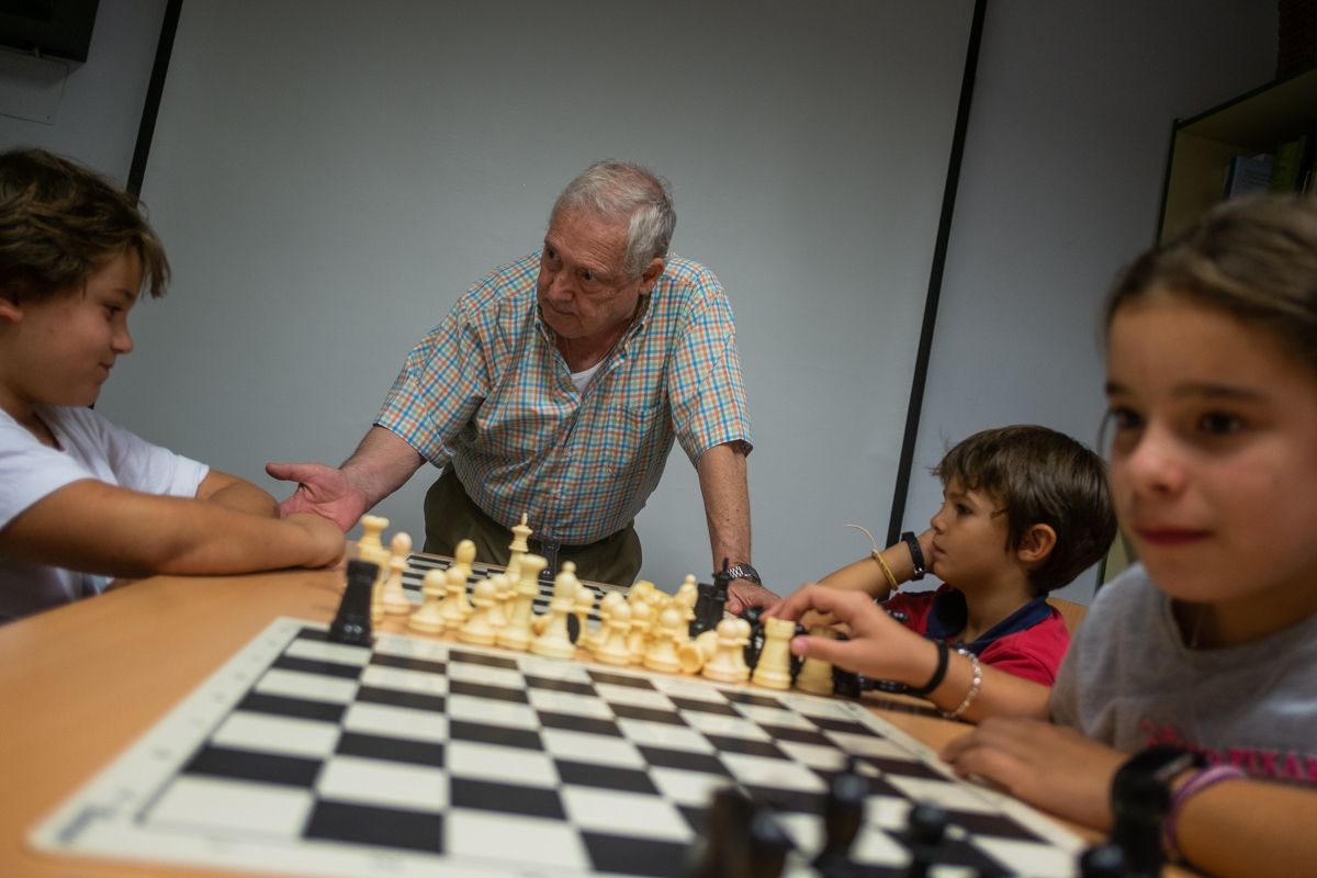Un abuelo en el encuentro de la Peña Alfil de Ajedrez. FOTO: MANU GARCÍA.