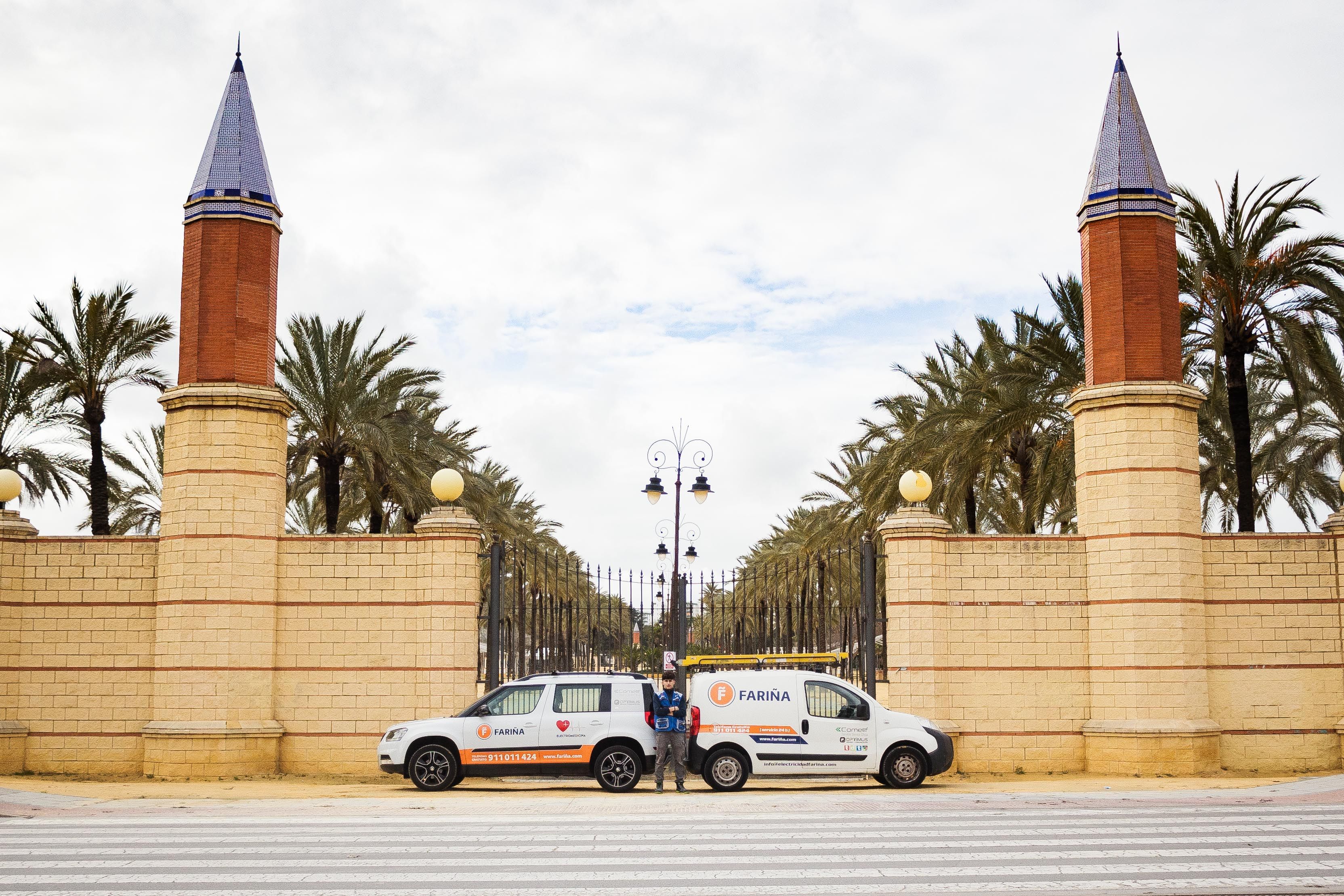 Vehículos de Fariña en el acceso principal de la Feria. CANDELA NÚÑEZ