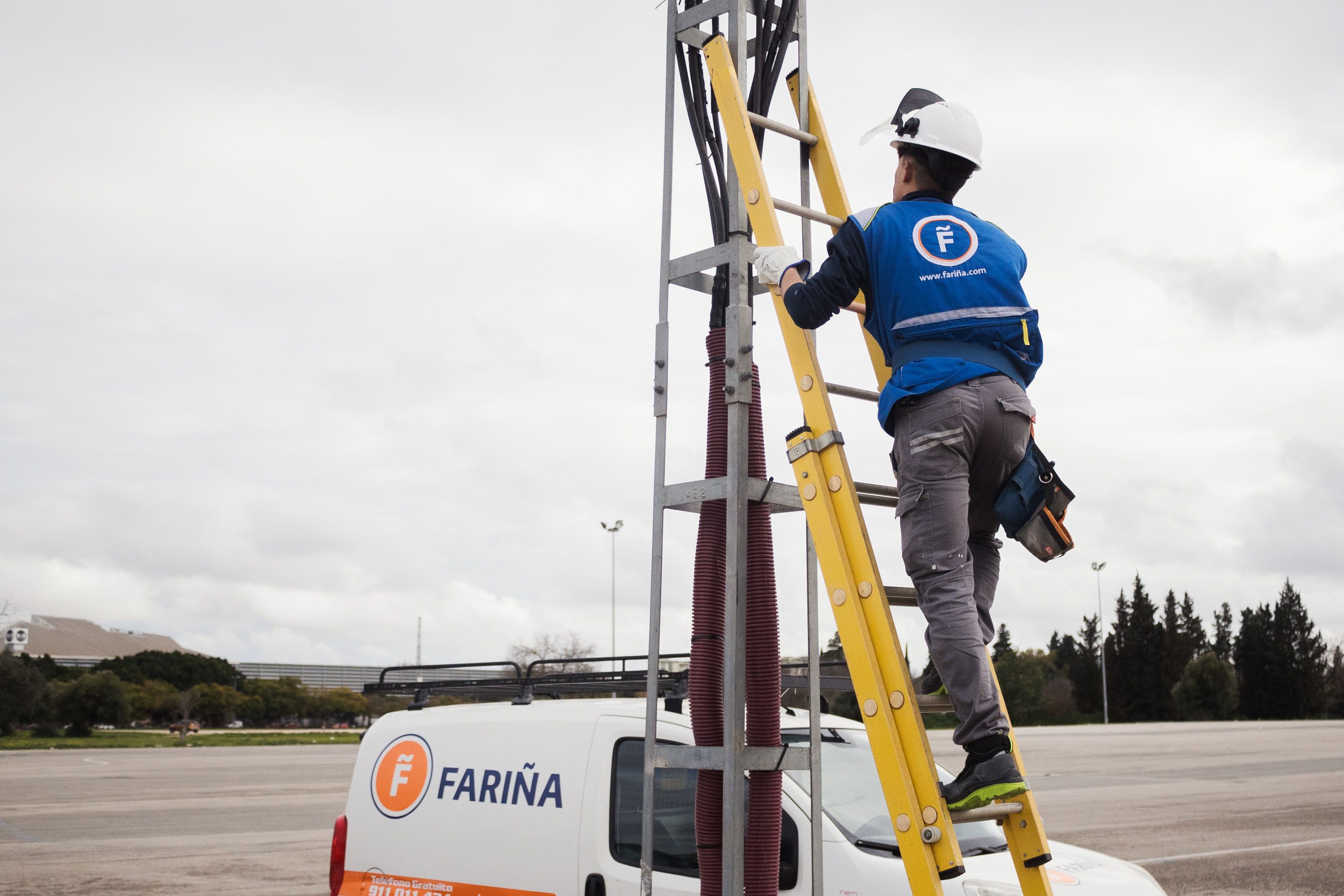 Un técnico de Fariña, potente empresa jerezana de electricidad y telecomunicaciones.