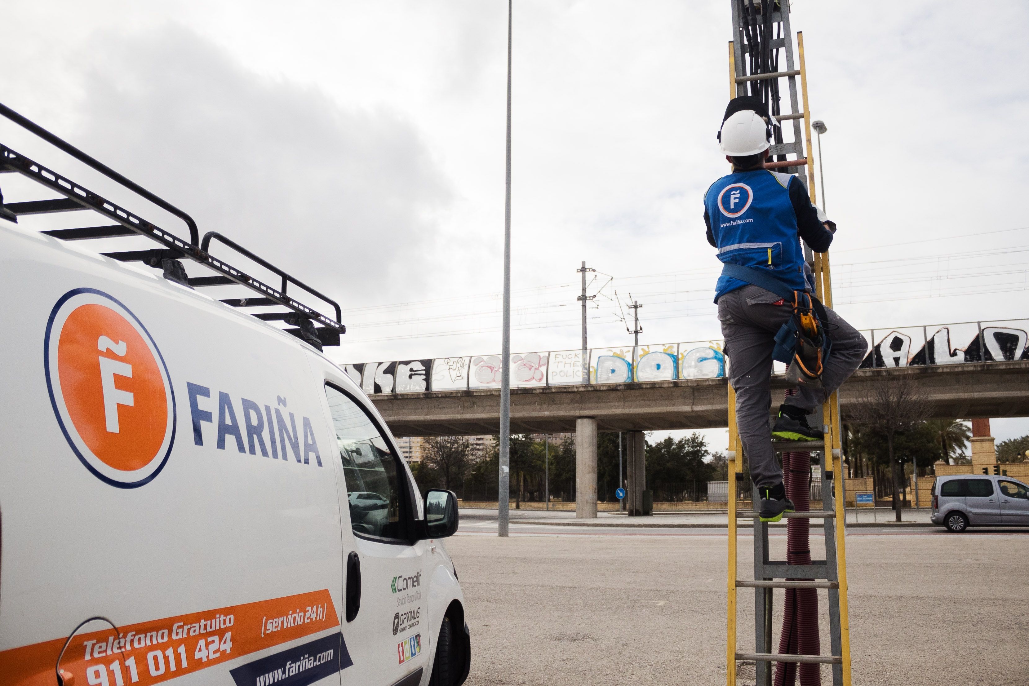Un operario de Fariña revisando una instalación.