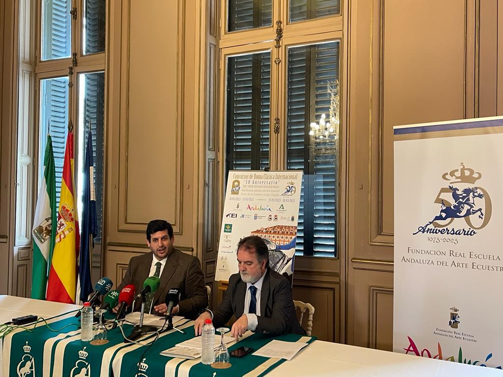 El delegado de Turismo y el gerente de la Real Escuela en la presentación de la competición de doma.