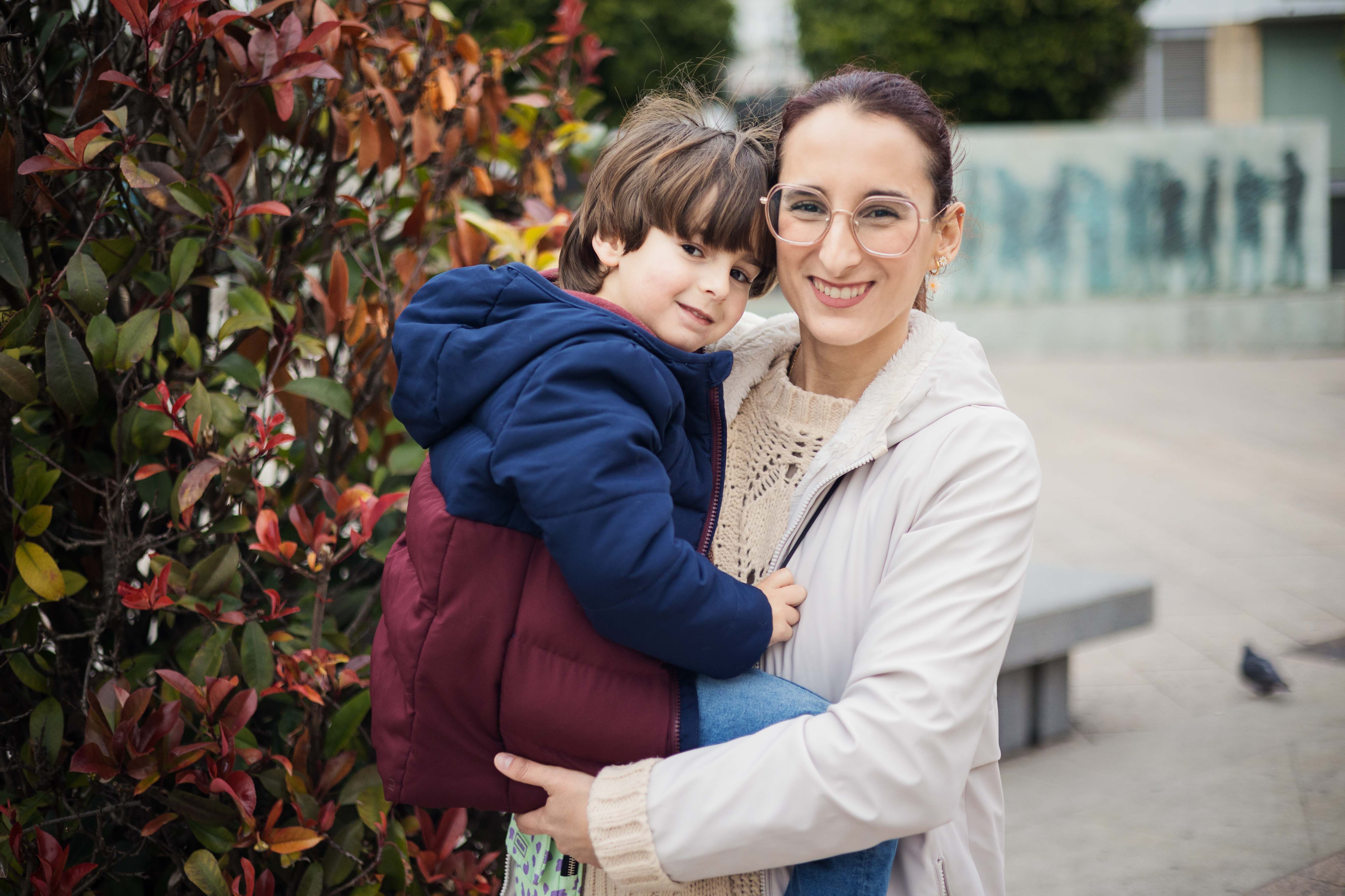 Laura Vallejo junto a su hijo Pedro.