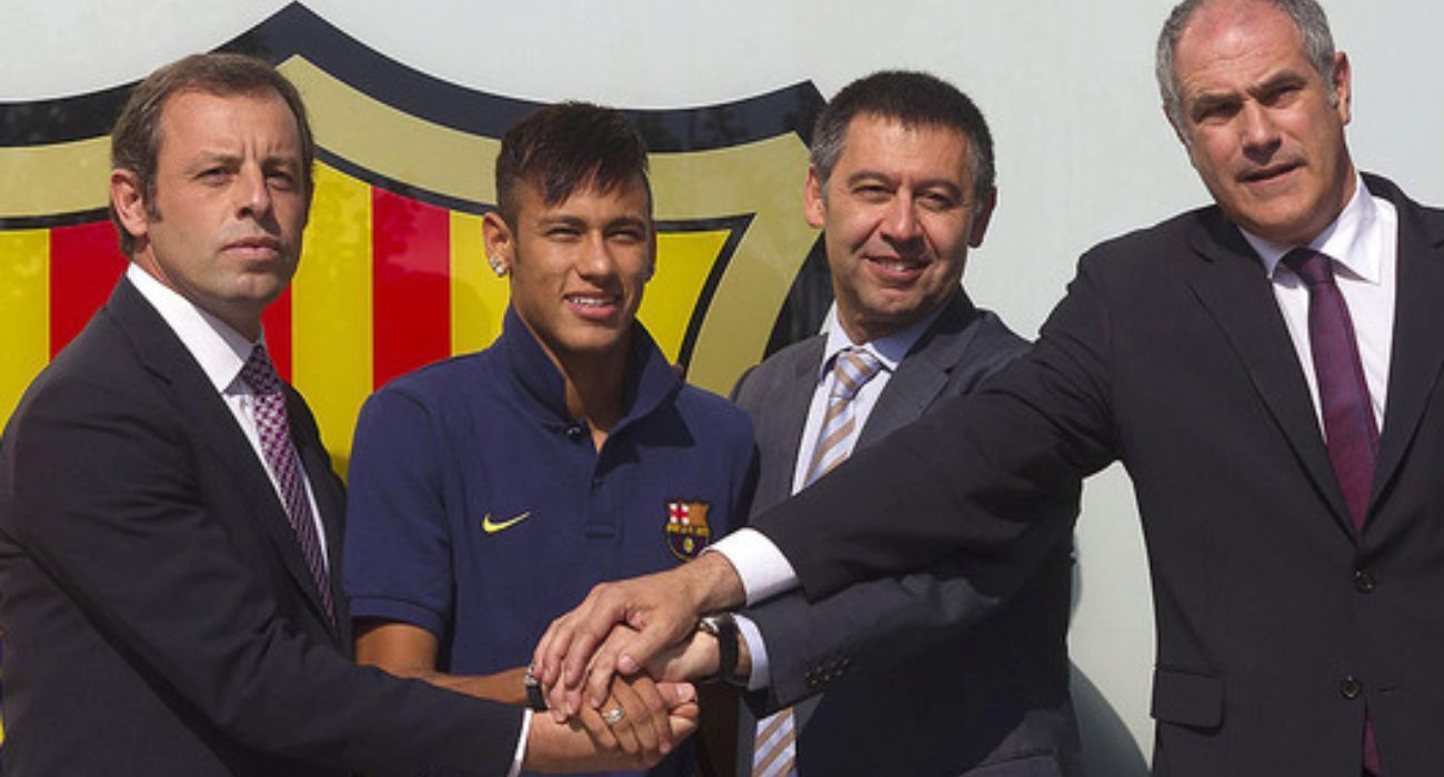 Bartomeu, en el centro de la imagen junto a Neymar, será denunciado por Fiscalía.